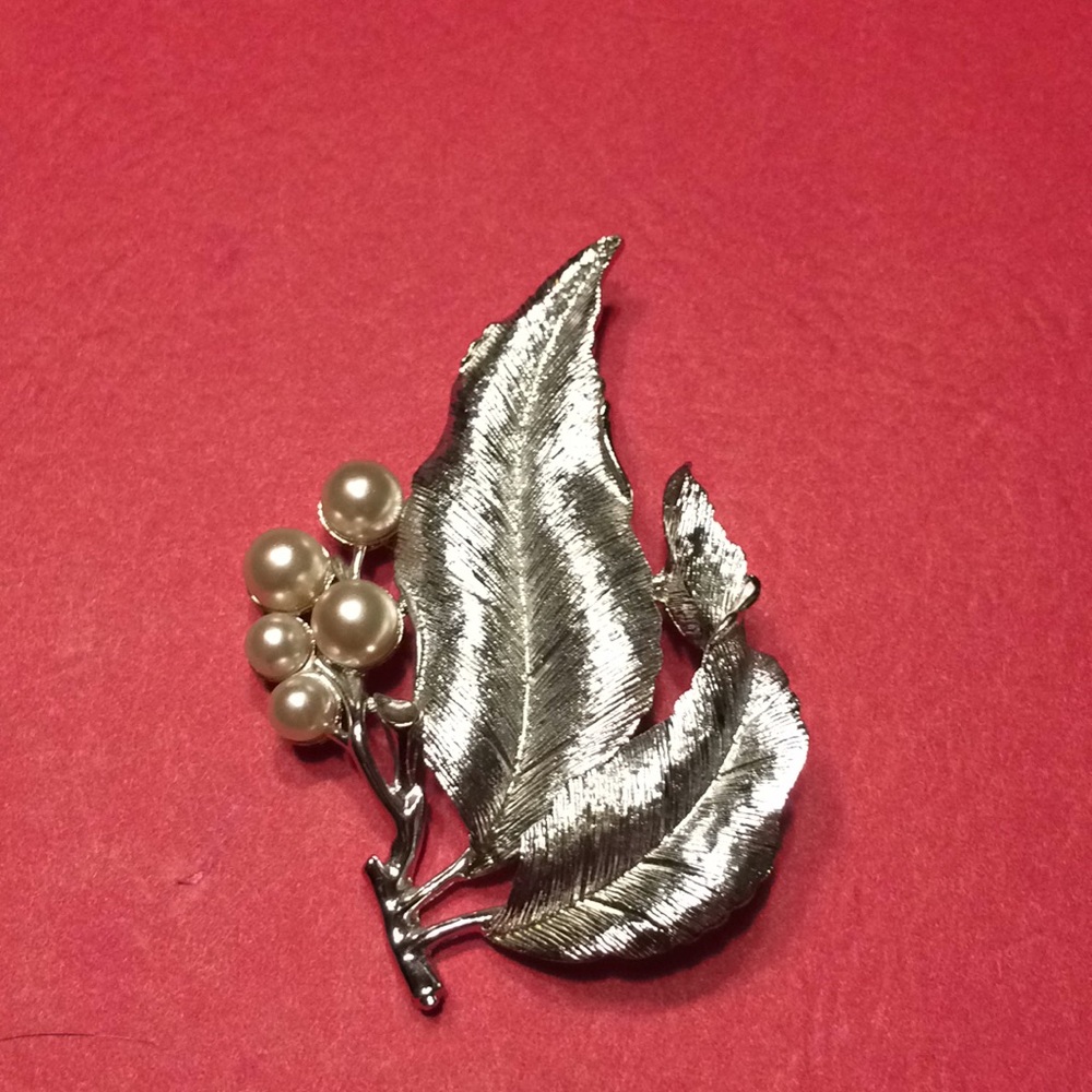 Vintage leaf pin